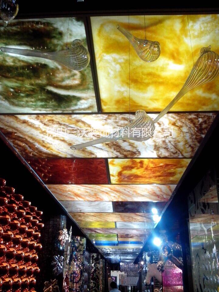 酒店大廳門(mén)口透光石吊頂應(yīng)用案例圖片