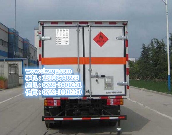 廠家供應7噸多利卡易燃廂式車圖片