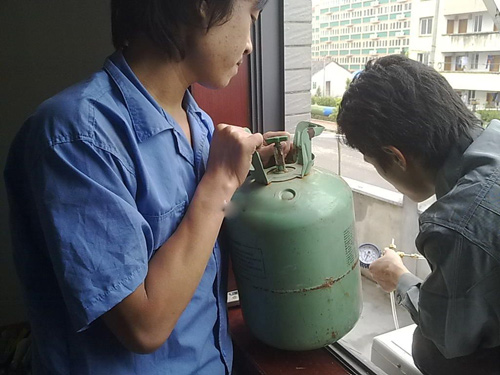 广州空调加氟多少钱 广州格力空调维修空调清洗 广州空调加雪种图片