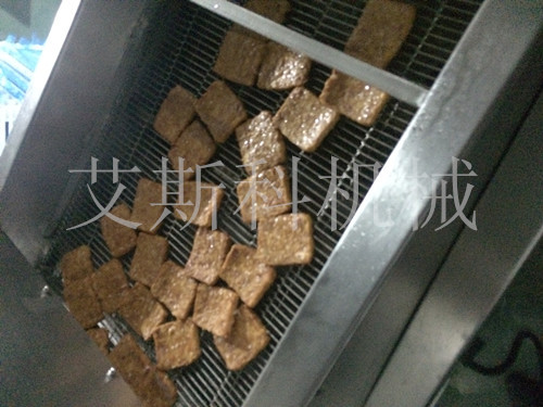 供应用于油炸各种食品|膨化油炸食品|水产类油炸食的供应全自动电加热连续网带油炸机图片