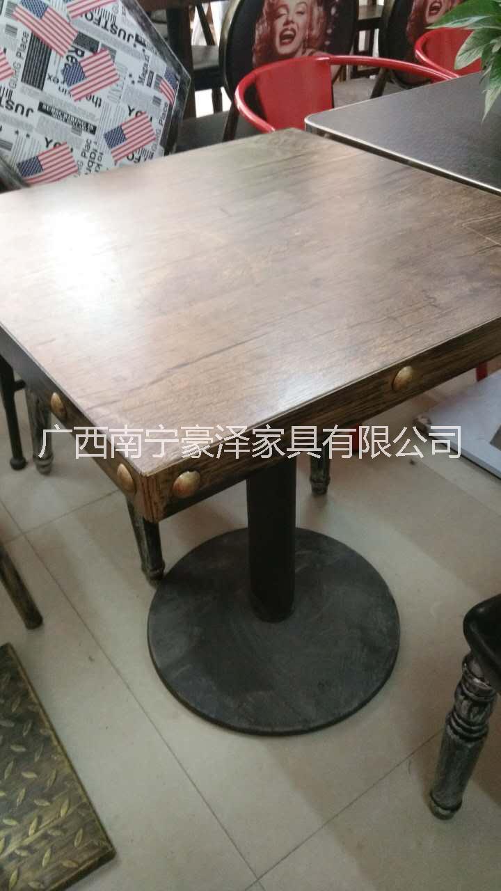鉚釘鐵包邊60復(fù)*桌