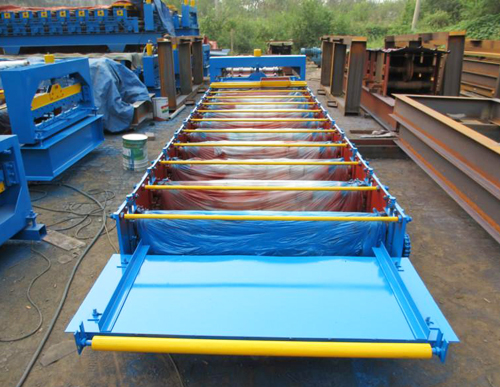 隔熱夾芯復(fù)合機(jī)生產(chǎn)線