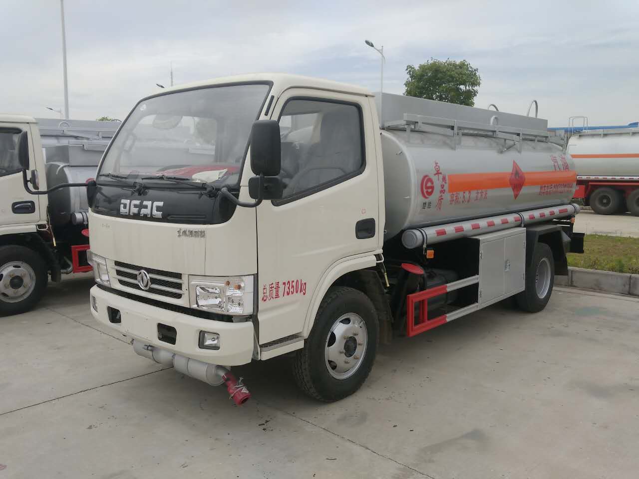 東風(fēng)運(yùn)油車價(jià)錢運(yùn)油車廠家報(bào)價(jià)圖片