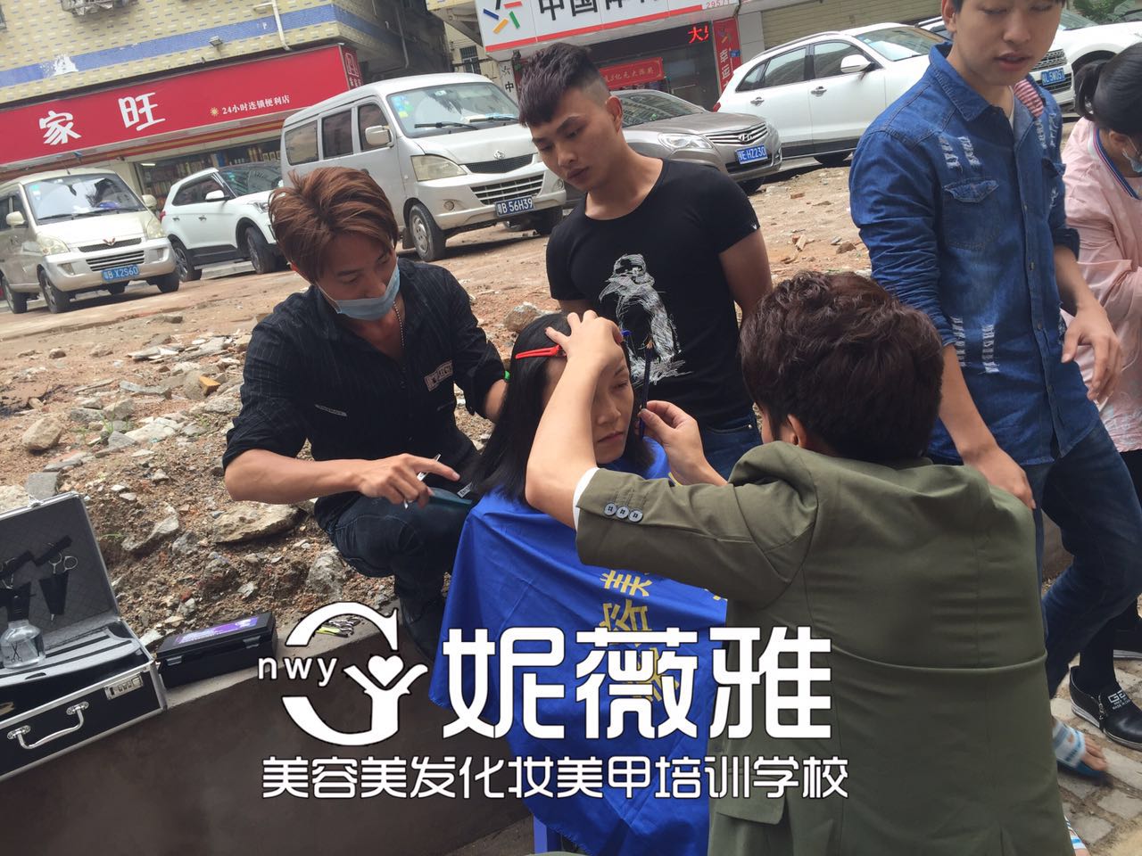 學(xué)以致用，為民服務(wù) 深圳美發(fā)學(xué)校 深圳美容美發(fā)學(xué)校義務(wù)實(shí)操剪發(fā)活動(dòng)