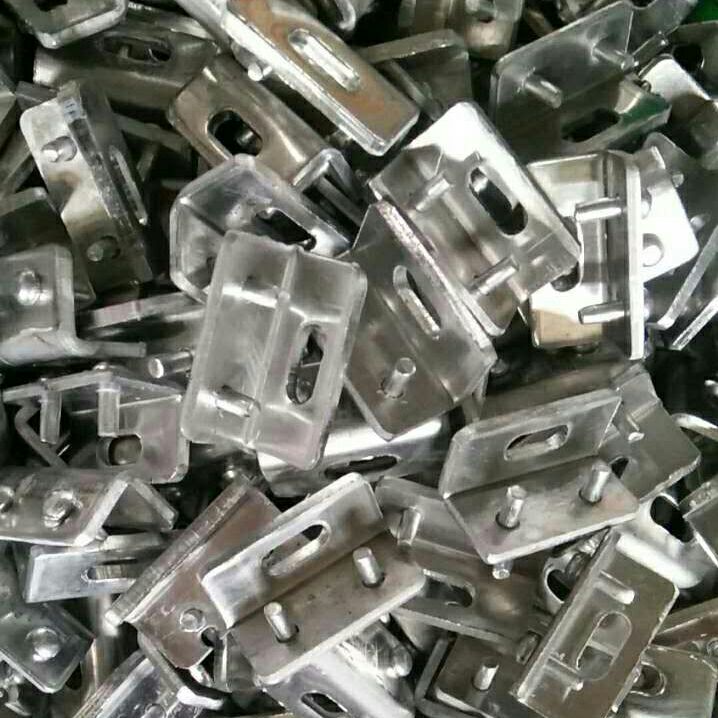 廠家直銷全自動實(shí)心角碼穿釘機(jī)圖片