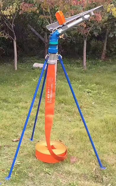 園林草坪灌溉三腳架農(nóng)田移動噴灌圖片