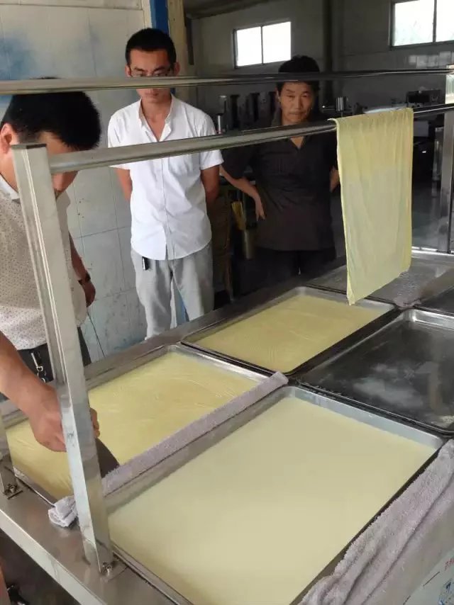 火爆新型腐竹油皮機(jī) 小型現(xiàn)做現(xiàn)賣(mài)油皮機(jī) 購(gòu)機(jī)教技術(shù) 可加盟可購(gòu)機(jī)可分期購(gòu)買(mǎi)