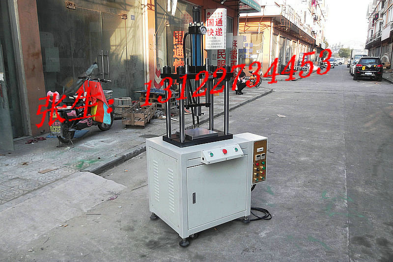 專業(yè)小型油壓機圖片