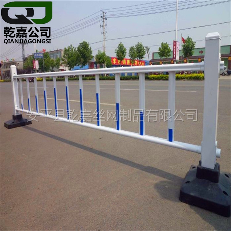 【市政護(hù)欄】人機(jī)兩側(cè)隔離安全護(hù)欄 道路護(hù)欄 鋅鋼護(hù)欄
