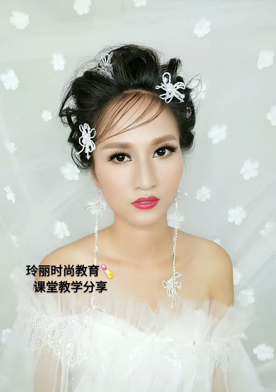 學(xué)紋繡好學(xué)嗎玲麗紋繡專業(yè)培訓(xùn)學(xué)校圖片