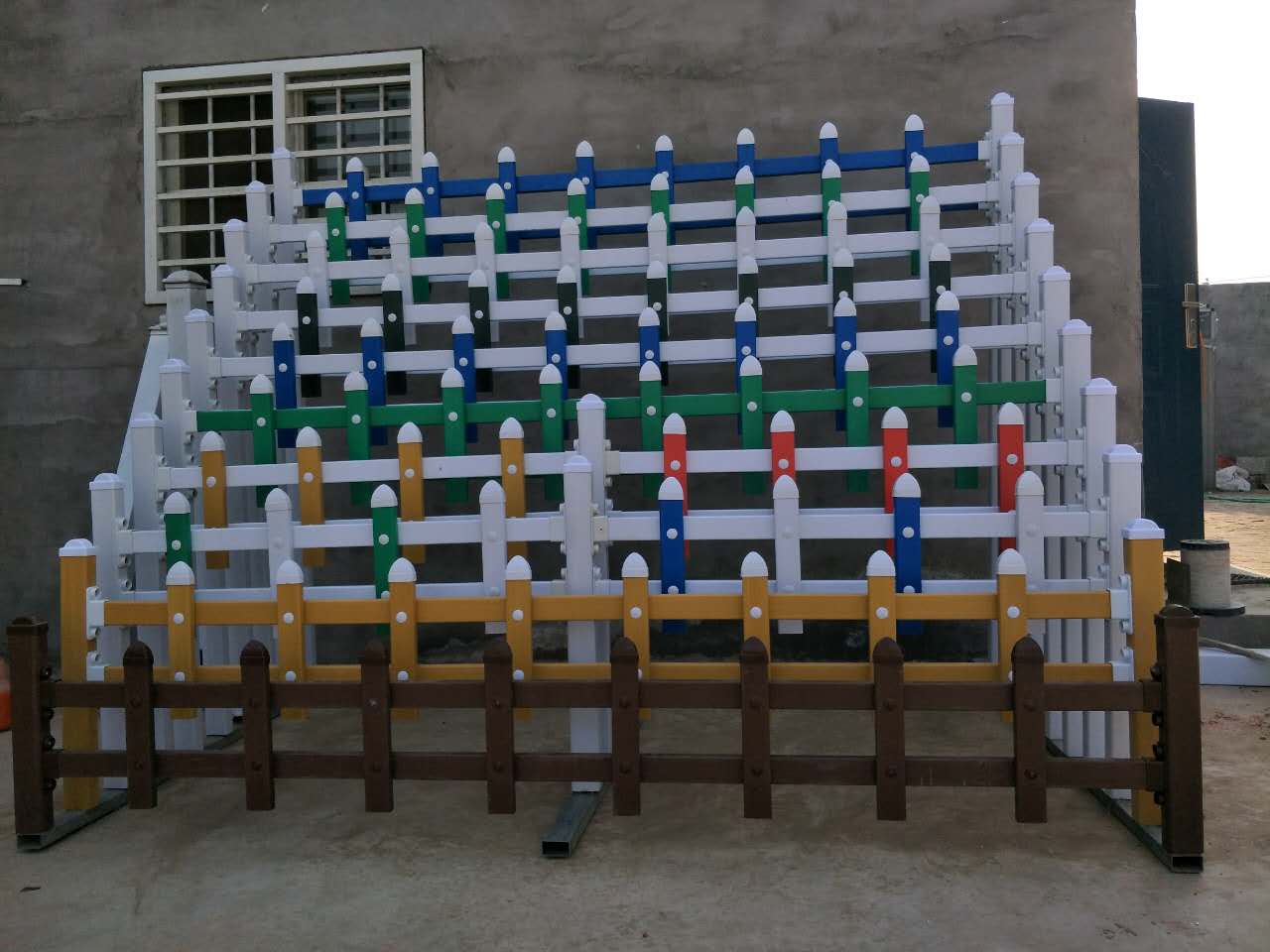 pvc草坪圍欄/鴻粵現(xiàn)貨公園小區(qū)花草防護/深圳pvc草坪圍欄廠家/深圳pvc護欄供應(yīng)/市政園林綠化帶pvc隔離欄