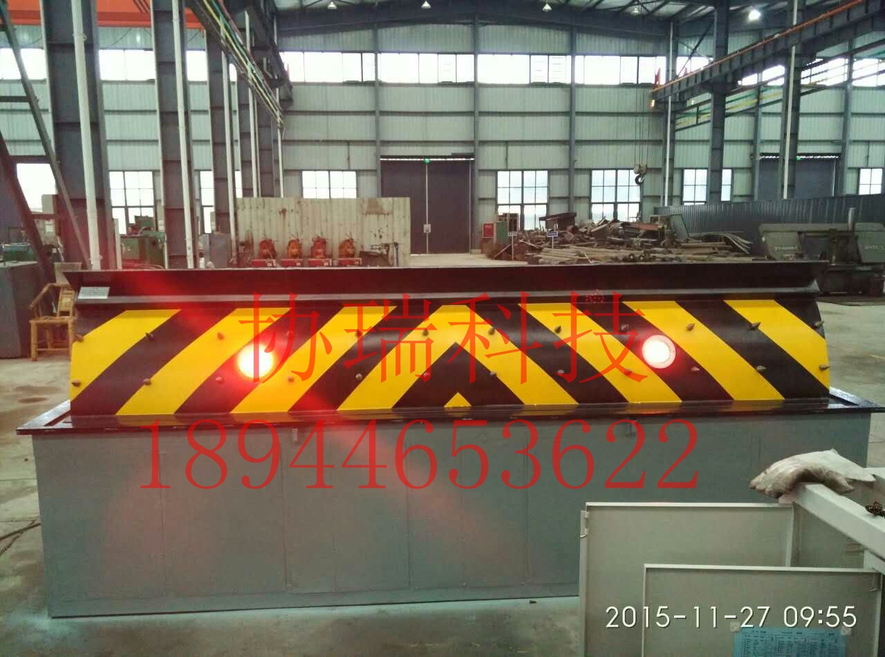 生產(chǎn)液壓翻轉(zhuǎn)式防撞*機