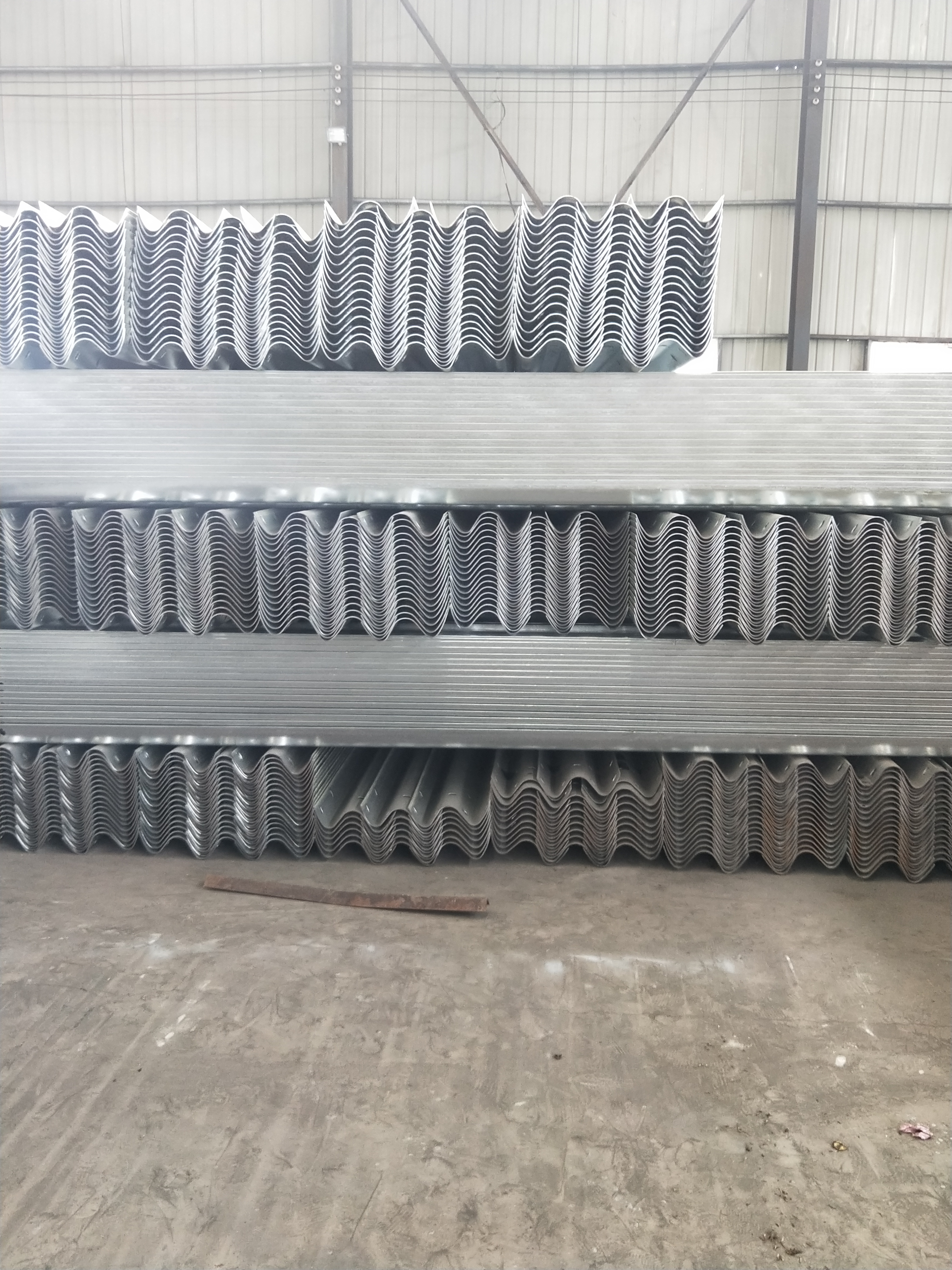 供應(yīng)江西南昌波形護(hù)欄板圖片