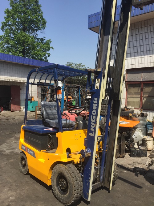 供應(yīng)龍工1.5噸電瓶叉車二手電動叉車龍工電動叉車