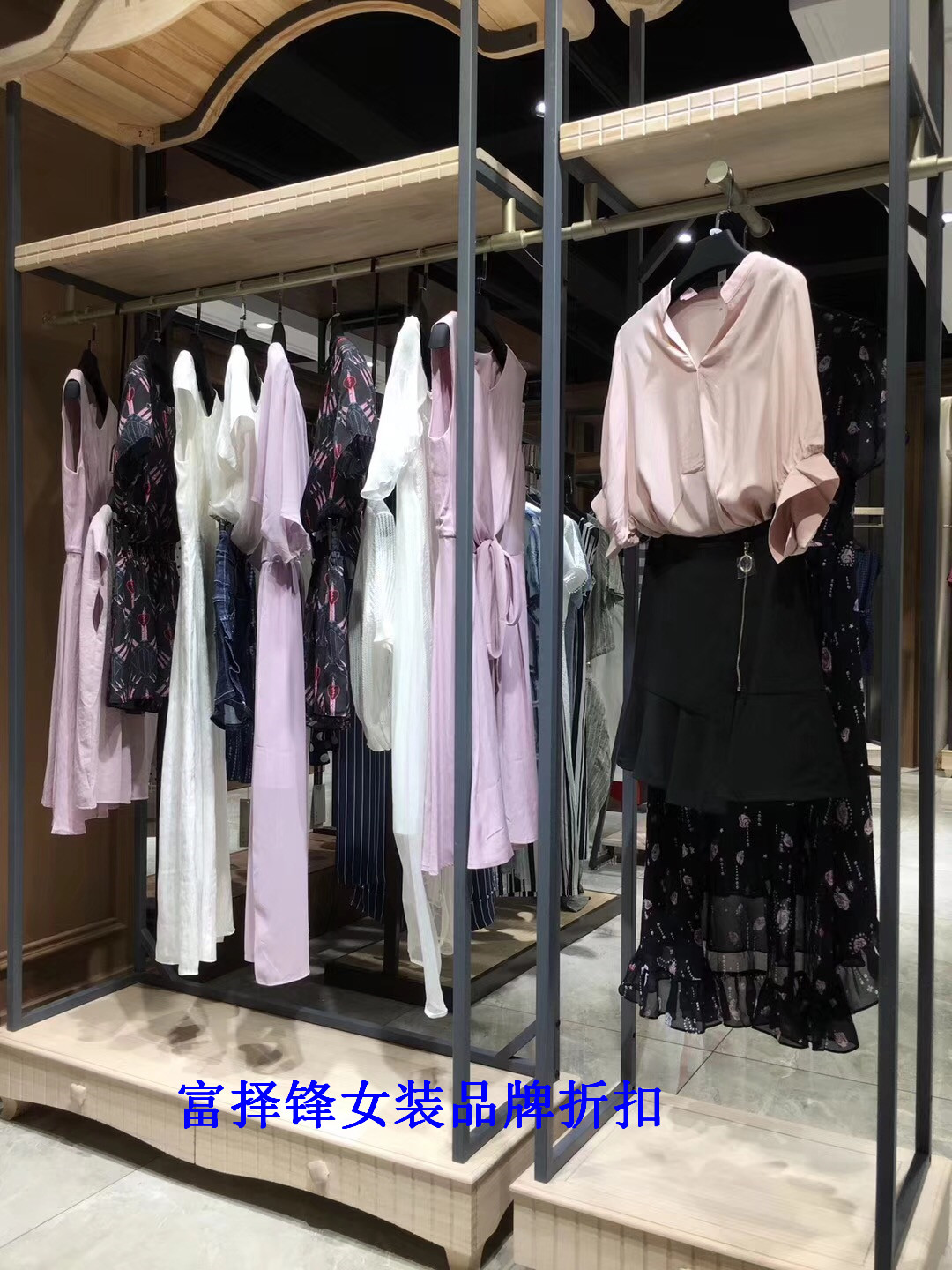 佧茜文17夏女裝品牌折扣找富擇鋒圖片