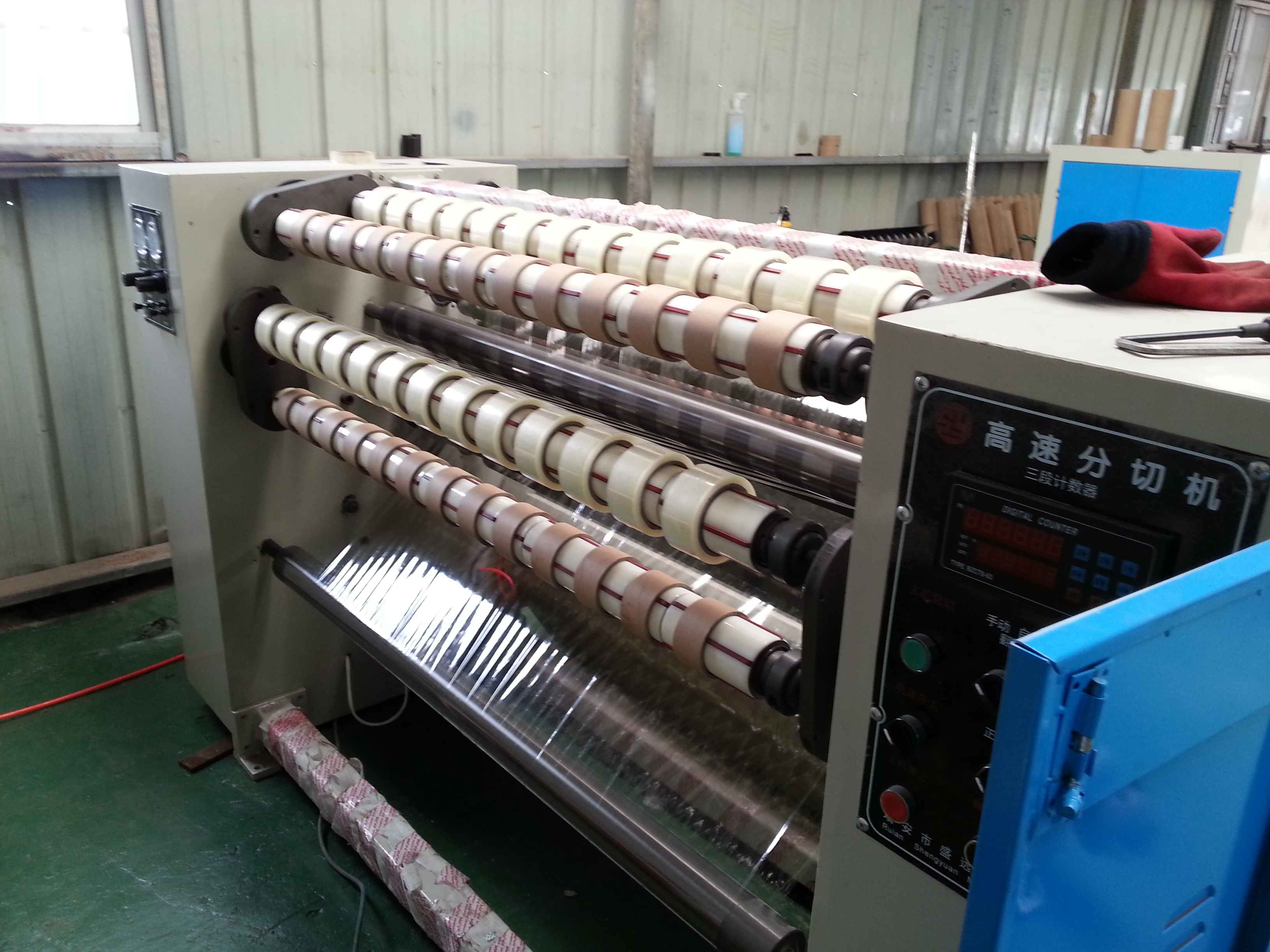 高精準(zhǔn)隔噪音膠帶分切機(jī)圖片