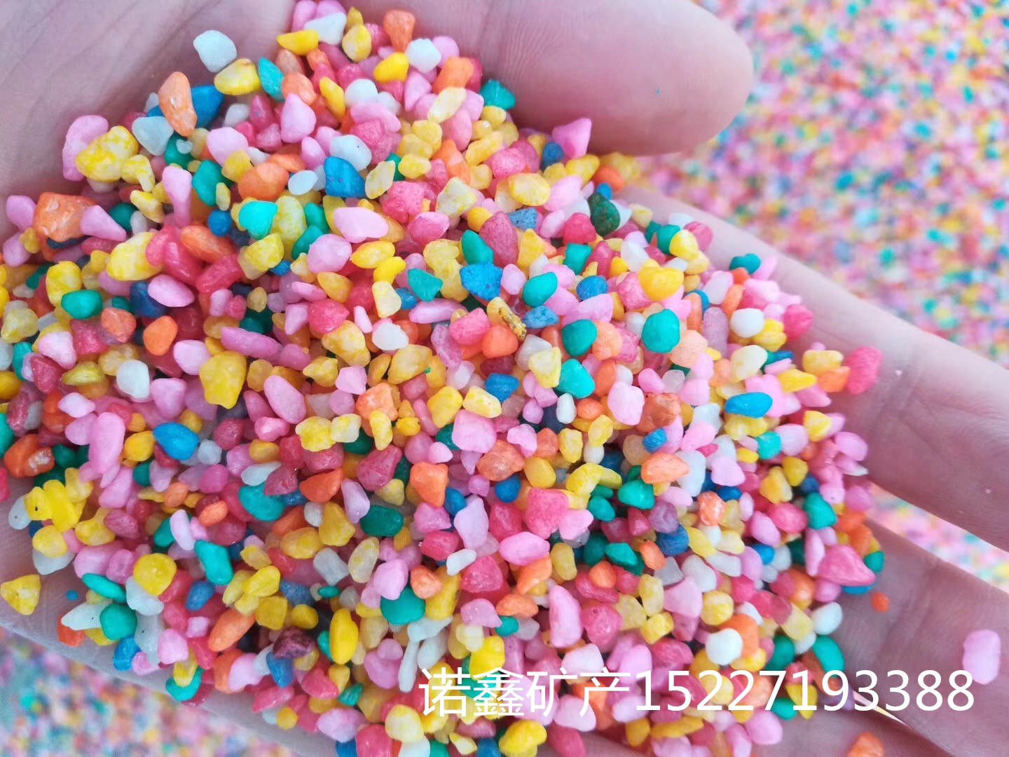 廠家生產(chǎn)批發(fā)兒童玩耍多彩色石子染圖片
