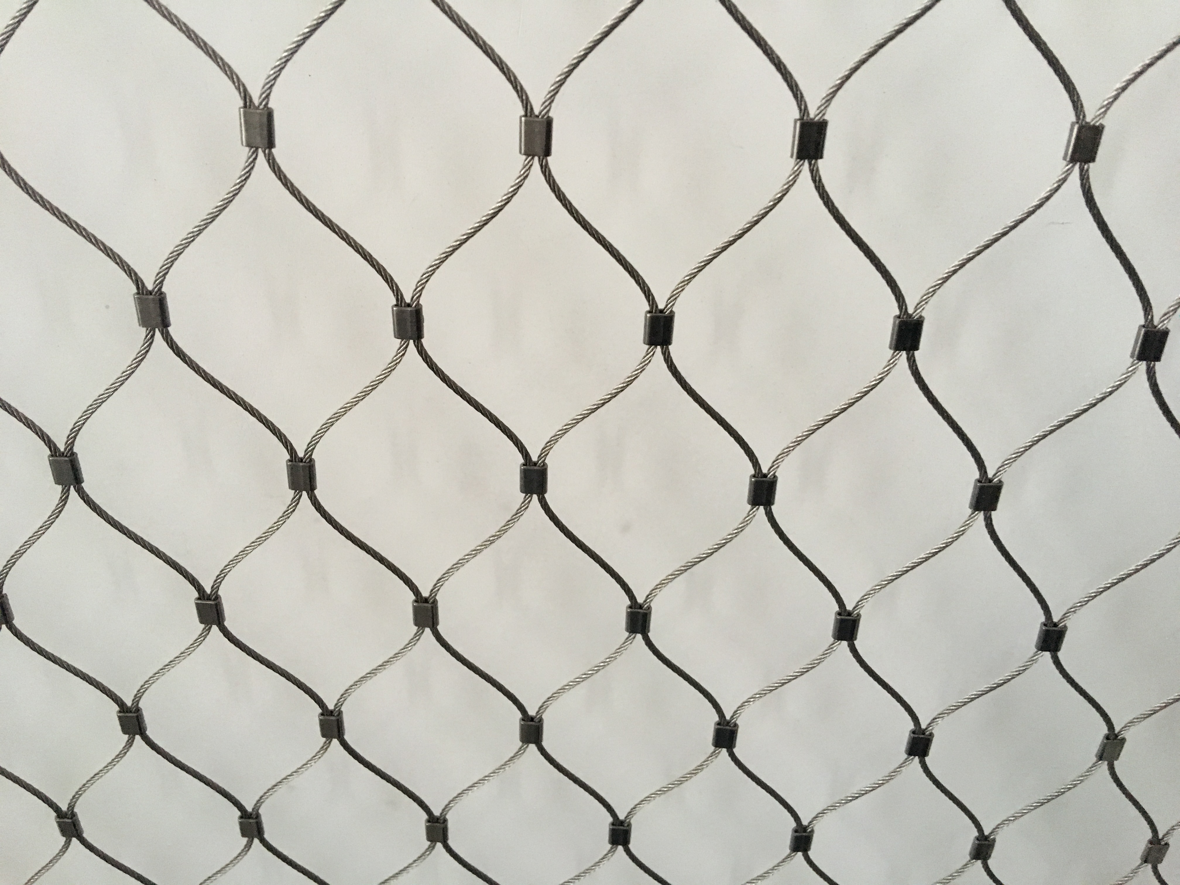 高強(qiáng)度不銹鋼鋼絲繩網(wǎng)，菱形編織，建筑外墻裝飾與防護(hù)必備