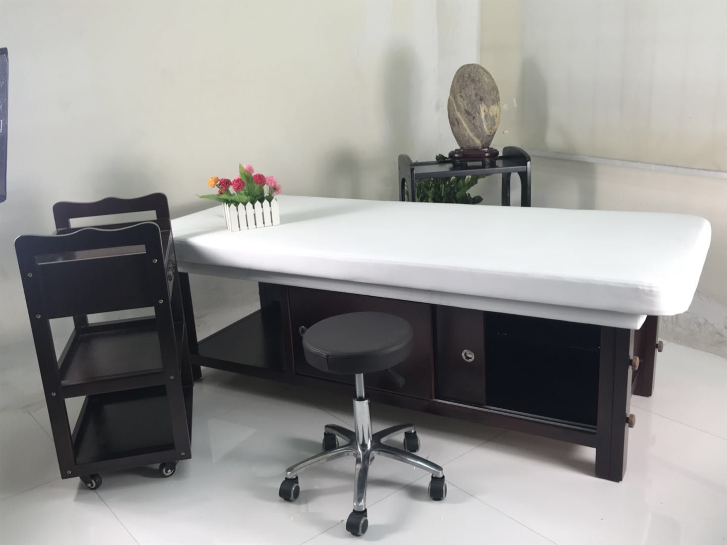 廣州番禺實(shí)木美容床圖片