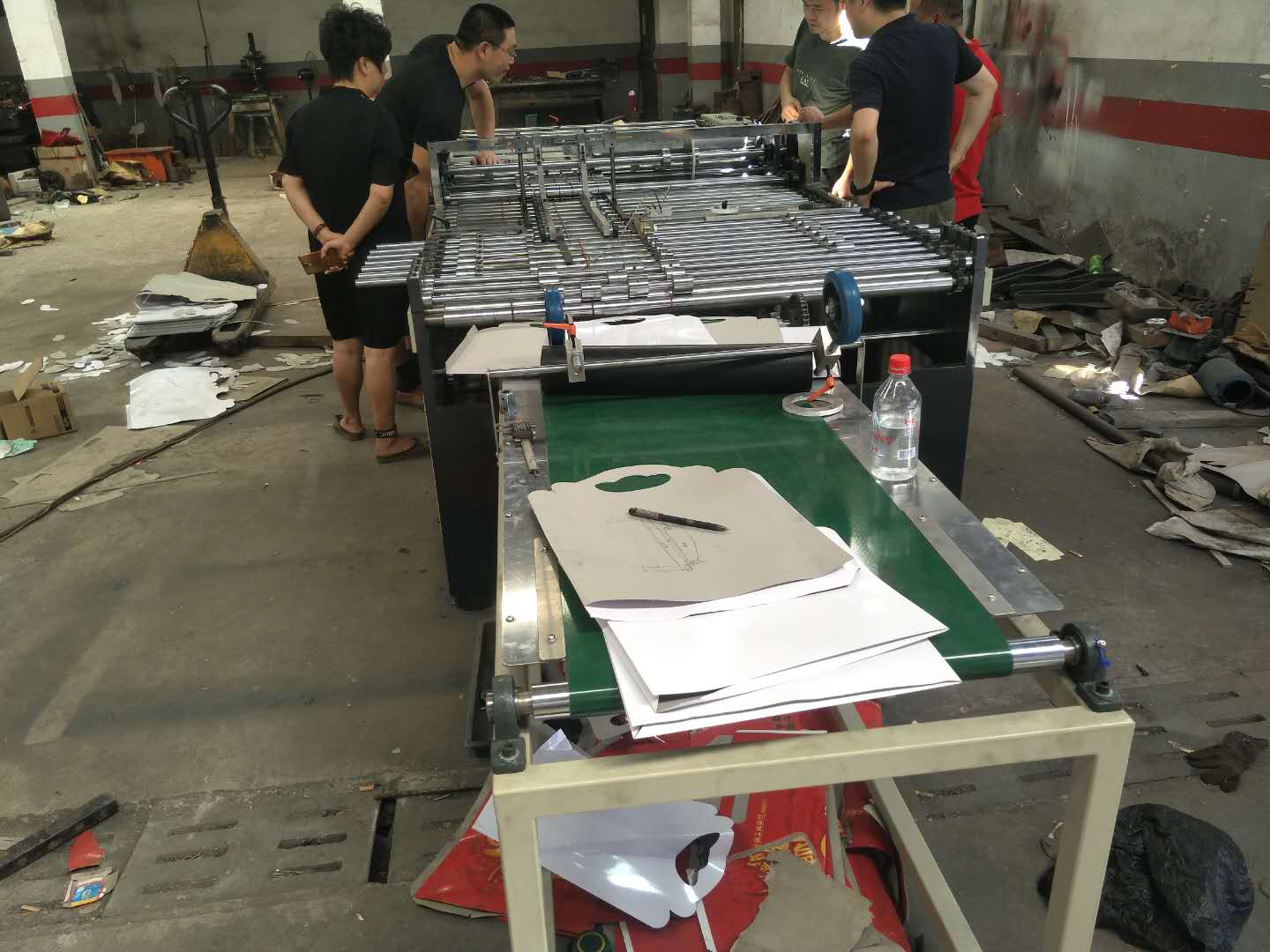 紙大禮包糊袋機(jī)圖片