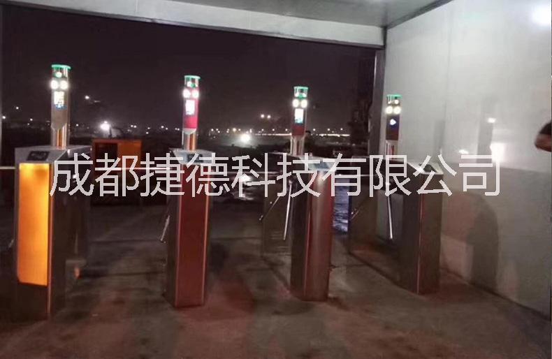 涼山州工地人臉識(shí)別翼閘 刷臉出入工地閘機(jī)支持真人語音播報(bào)