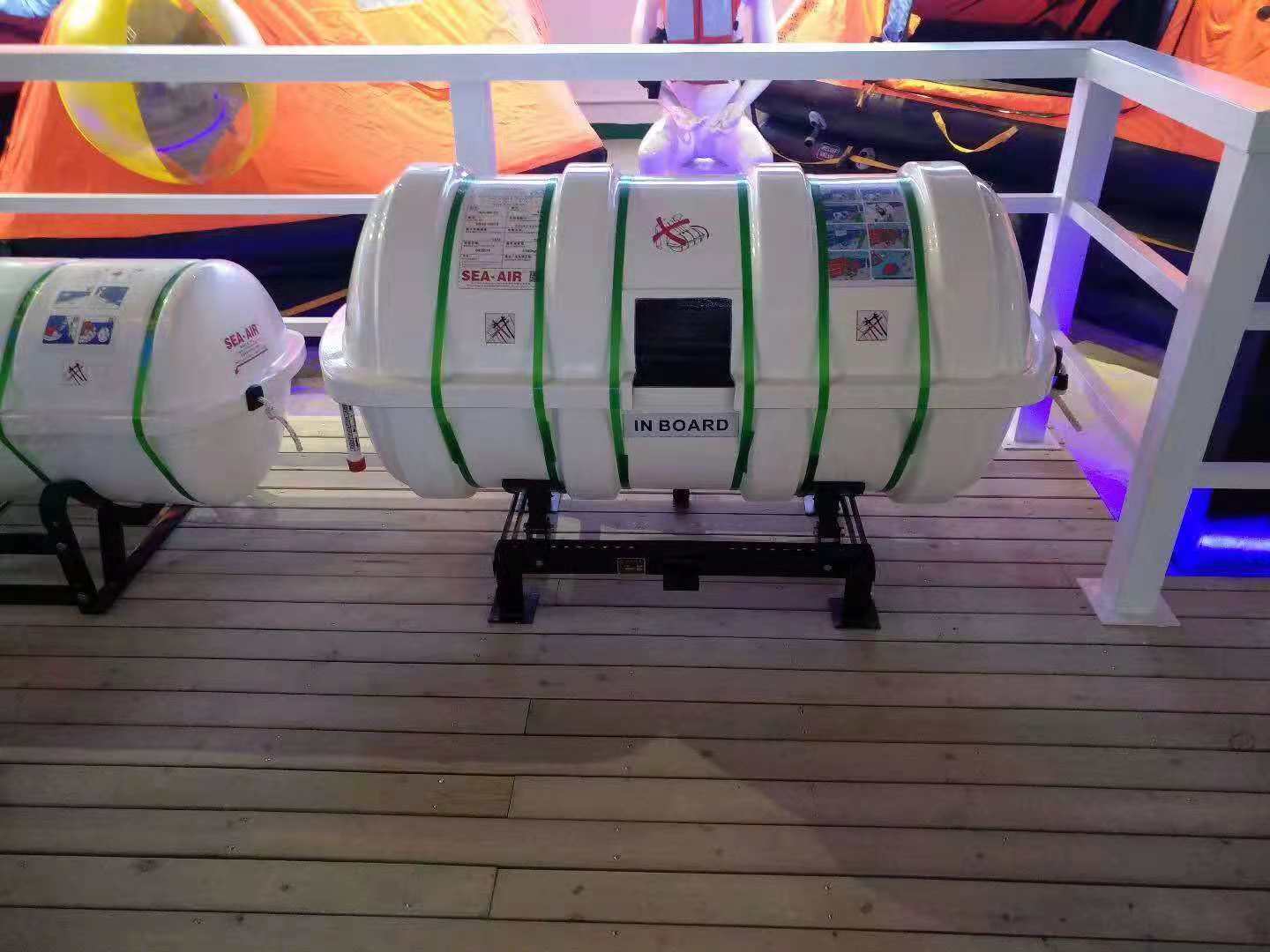 船用平放式救生筏架圖片