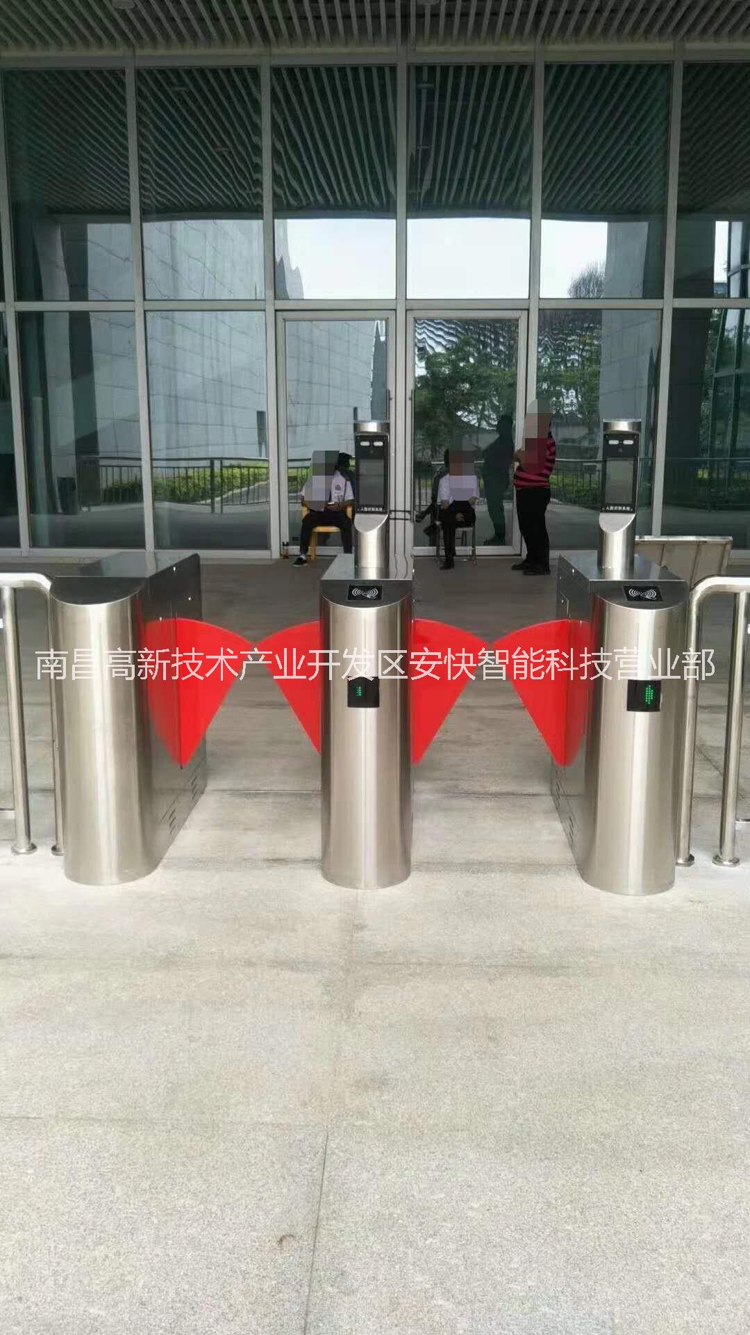 廠家*動(dòng)態(tài)圓柱人臉識(shí)別機(jī)人行通道閘門禁系統(tǒng)