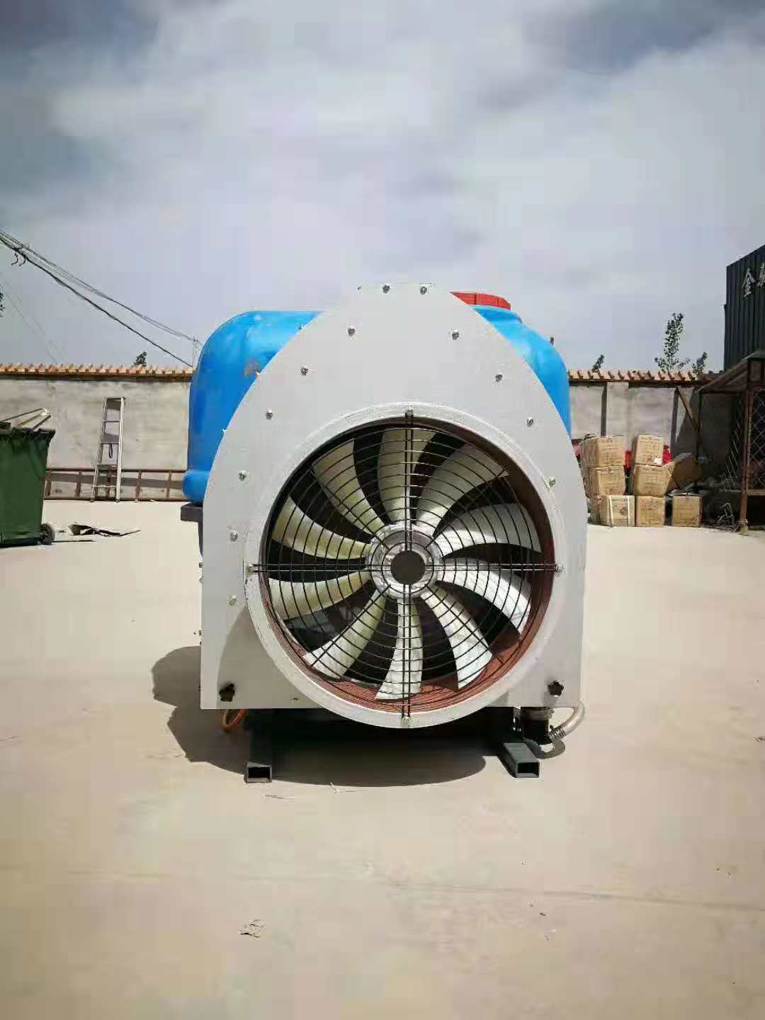 世超牌四輪拖拉機配套風送打藥機