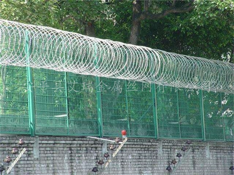監(jiān)獄巡邏道防爬隔離網(wǎng)圖片