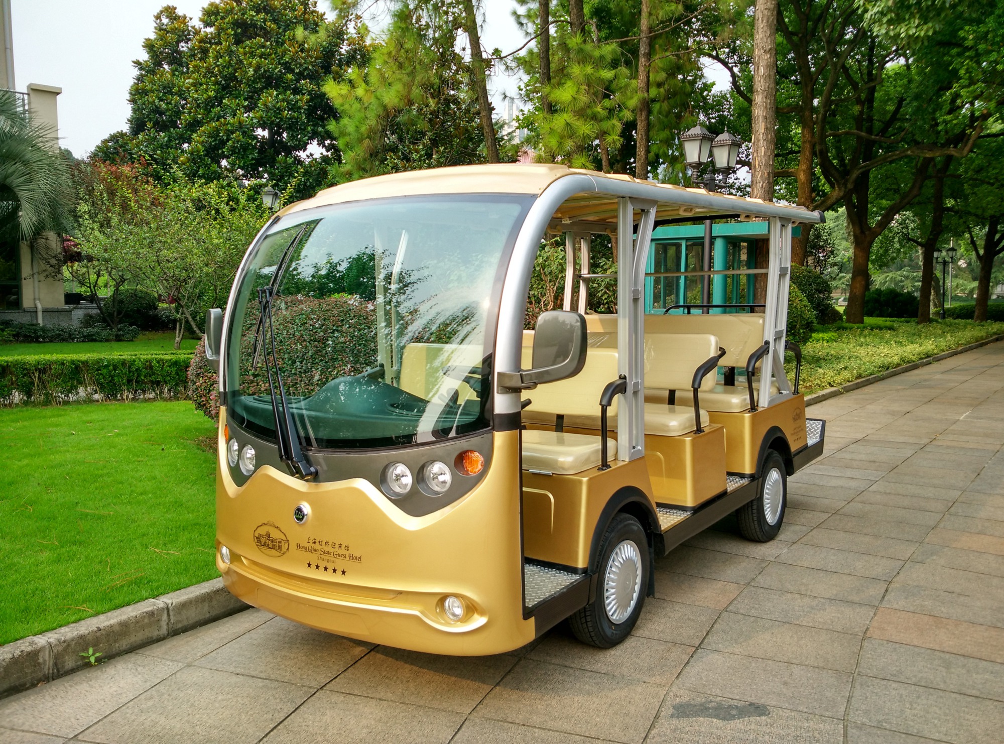 電動(dòng)觀光車圖片