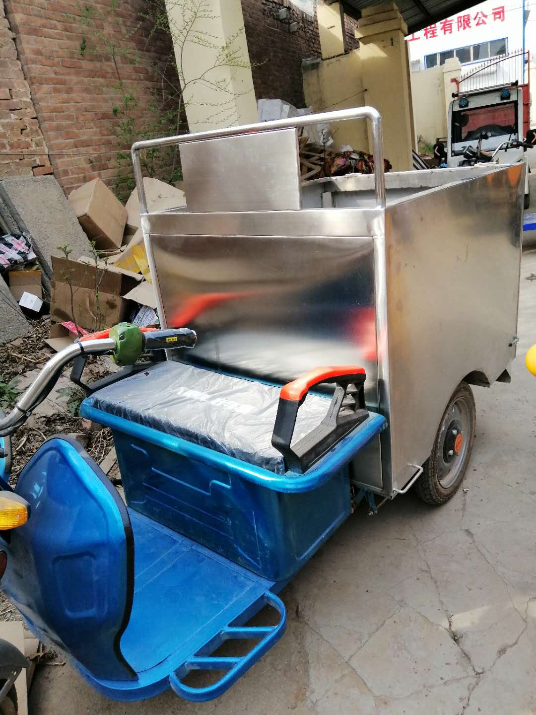 不銹鋼罐體電動(dòng)三輪垃圾車圖片