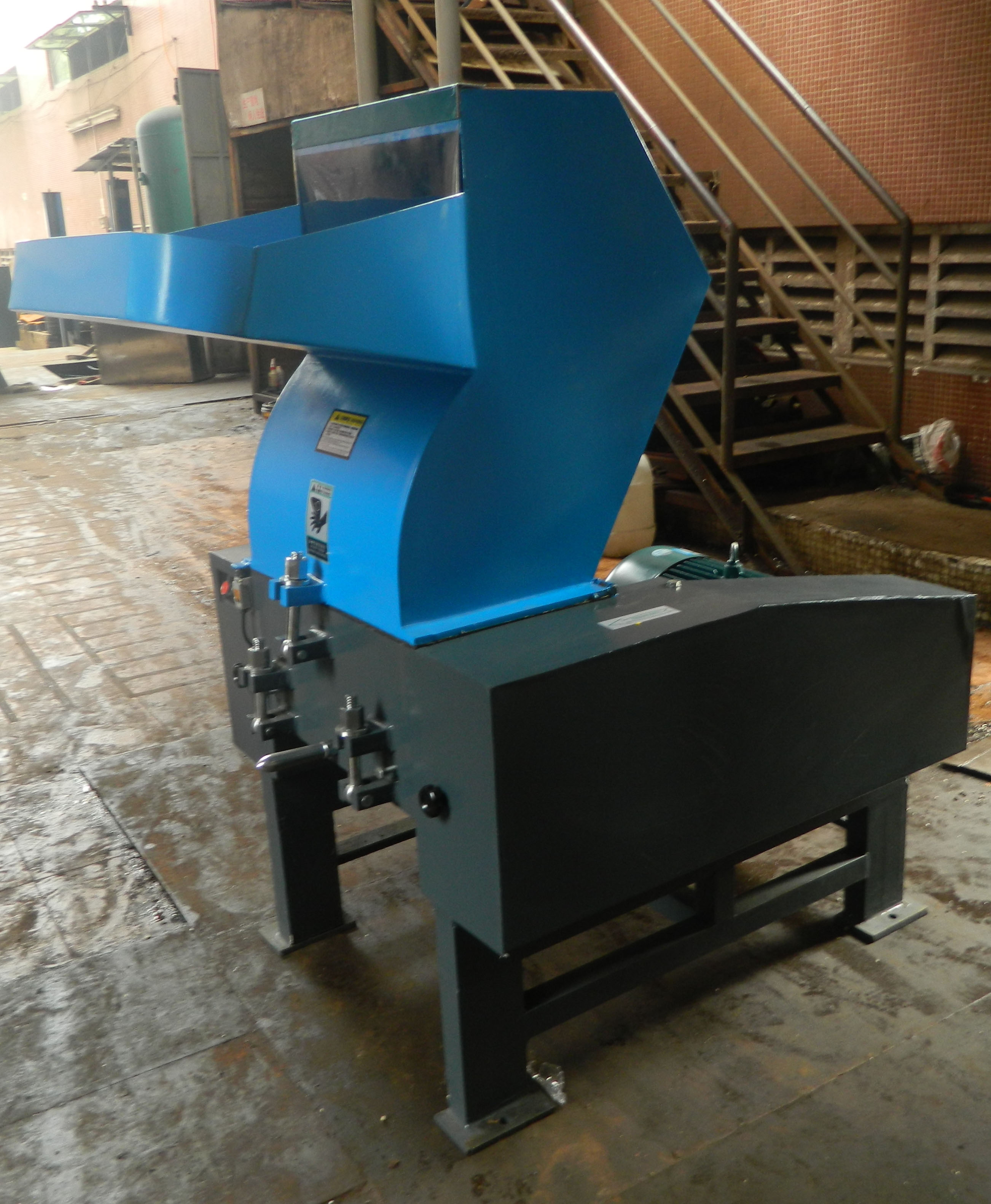 多功能太子參打碎機(jī) 珍珠母打碎機(jī) 鐵質(zhì)打碎機(jī)廠家