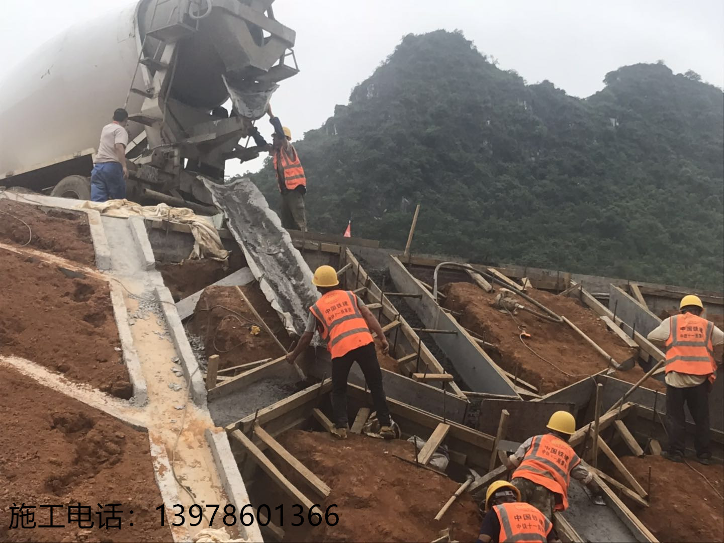 广西南宁高铁铁护坡施工、混泥土喷浆、钢筋制模、毛石边坡、挡土墙图片