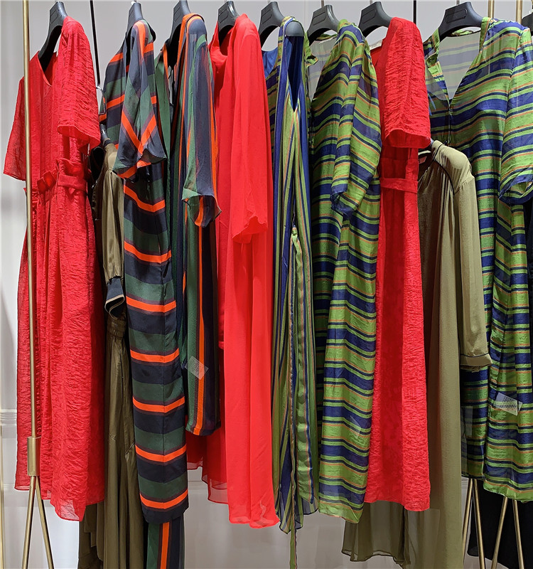 深圳原創(chuàng)設(shè)計師女裝曬谷場19夏品牌折扣女裝直播一手貨源