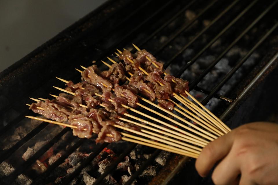 岳陽燒烤夜宵小吃攤木炭燒烤技術(shù)