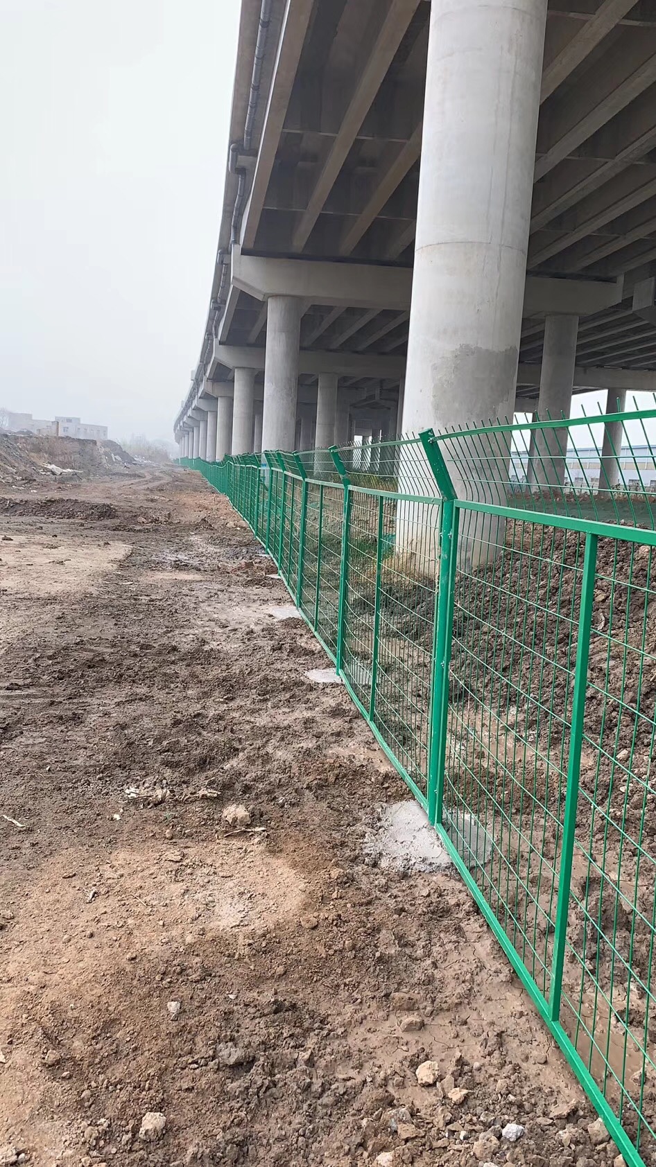 荆州区高速公路隔离铁丝网 定制圈地双边丝护栏网 铁路框架护栏网厂家 包安装可现场指导图片