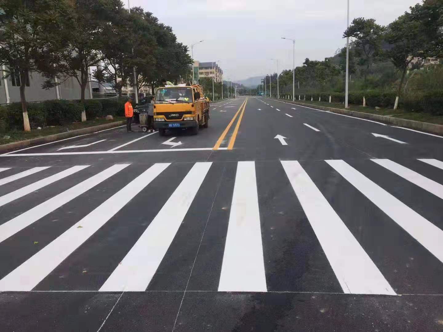 规划停车场车位 道路车位划线 开封市热熔车位划线 道路车位划线图片