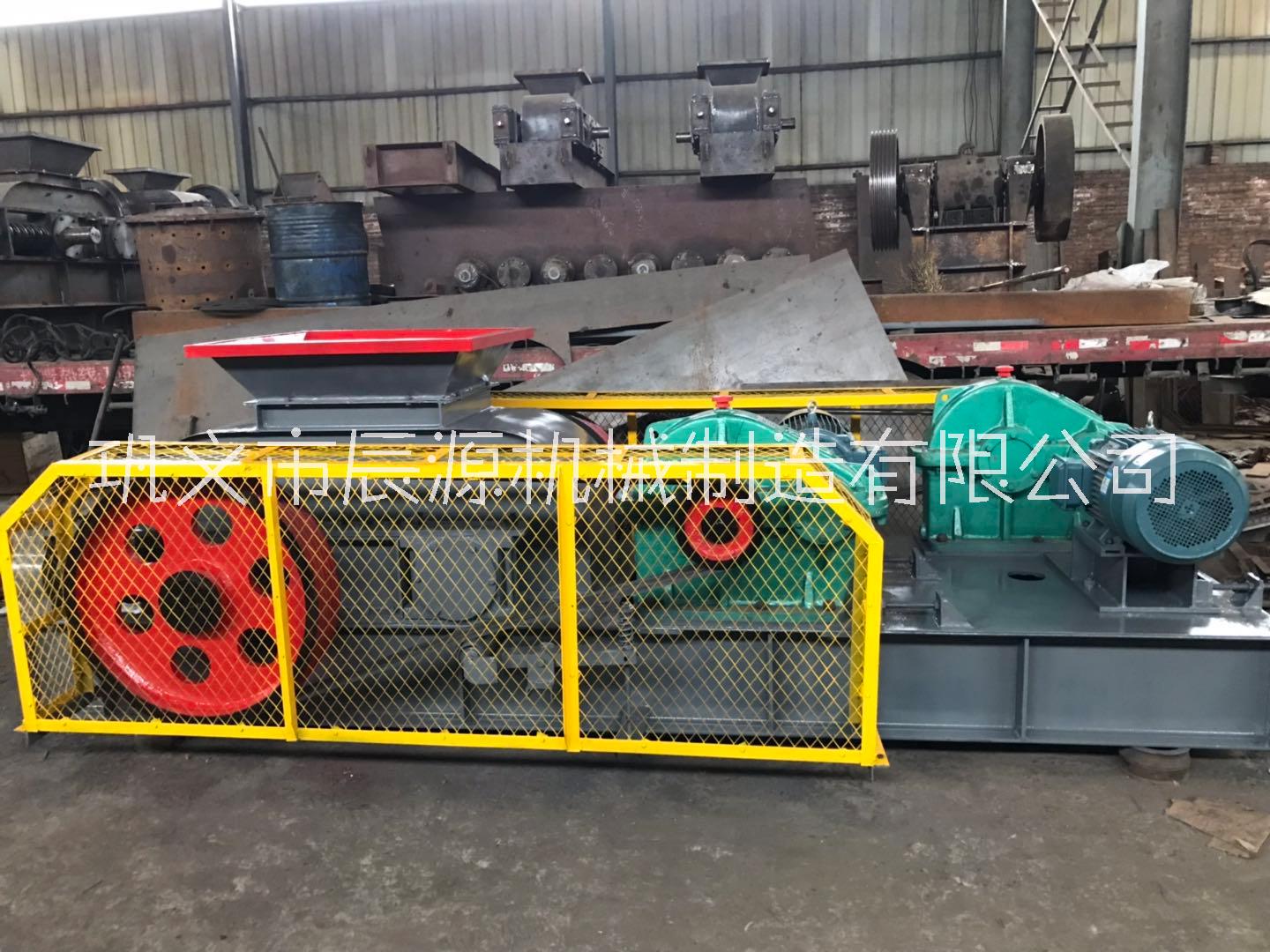 雙輥式破碎機(jī)圖片