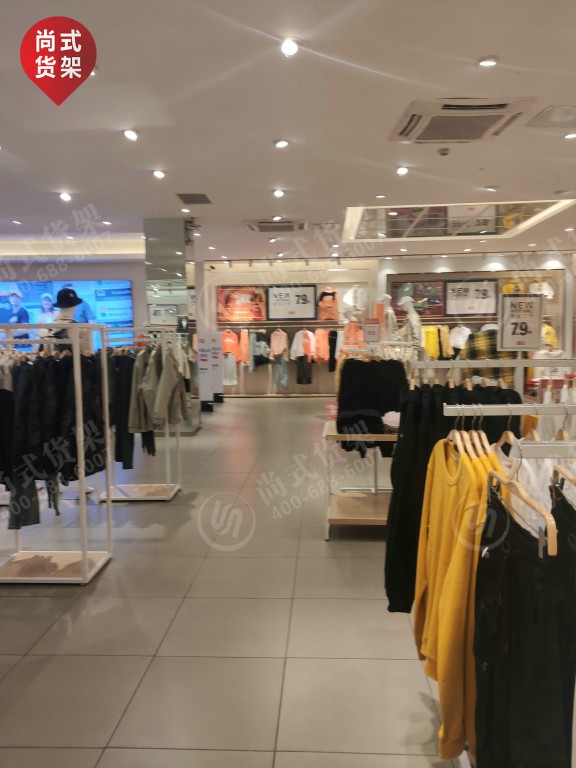 南昌時尚男裝貨架新中式服裝店展示圖片/南昌時尚男裝貨架新中式服裝店展示樣板圖 (4)
