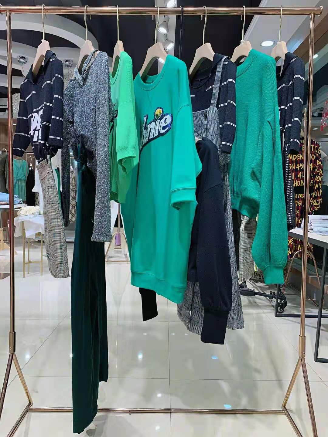 珞炫秋裝精 品女裝批發(fā)貨源那里好 廣州一 線女裝折扣店進貨渠道