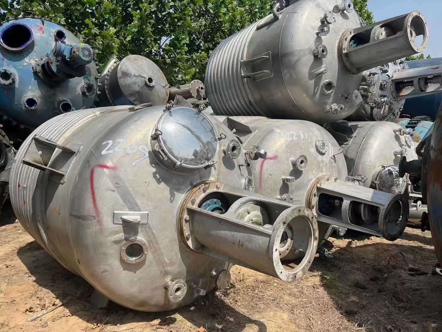 大量轉(zhuǎn)讓5000L不銹鋼內(nèi)盤管反應(yīng)釜  2000L不銹鋼內(nèi)外盤管反應(yīng)釜