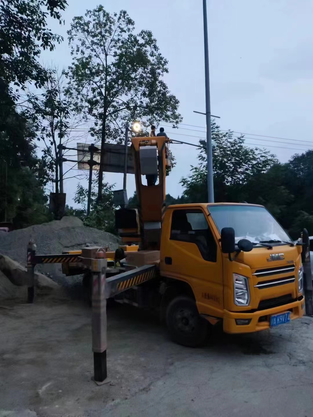 成都高空載人作業(yè)車出租橋梁檢測(cè)/隧道檢測(cè)用成航高空作業(yè)車圖片