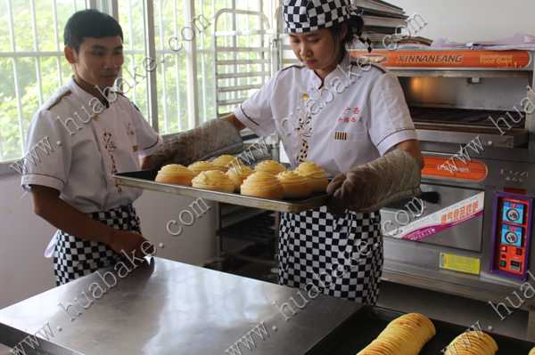 南寧華焙西點(diǎn)培訓(xùn)糕點(diǎn)培訓(xùn)裱花培訓(xùn)