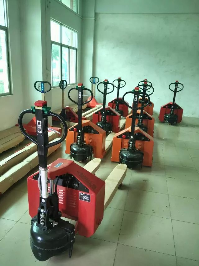 供應(yīng)樓崗半電動搬運(yùn)車、載重1.5噸半電動托盤搬運(yùn)車、液壓式半電動搬運(yùn)車