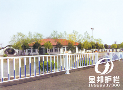 新疆道路護欄，烏魯木齊梅花管道路護欄專業(yè)廠家—金邦護欄廠
