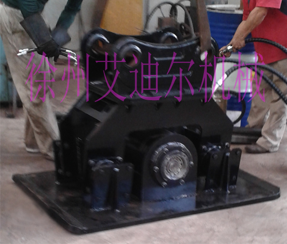 供應山貓滑移裝載機配破碎錘廠家，滑移裝載機輔具破碎錘，