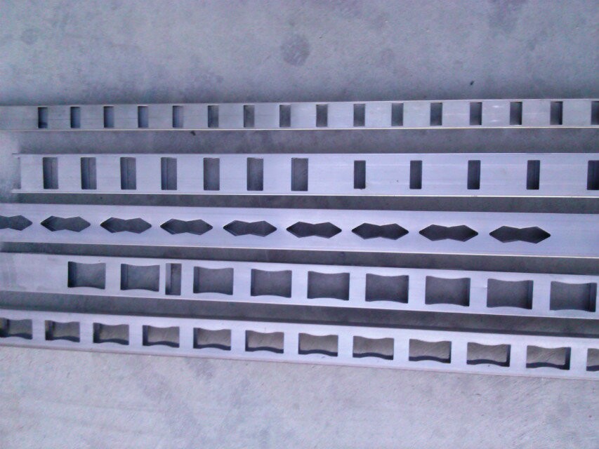 供應四川銀江機械全自動定位鋅鋼護欄管材沖孔機床