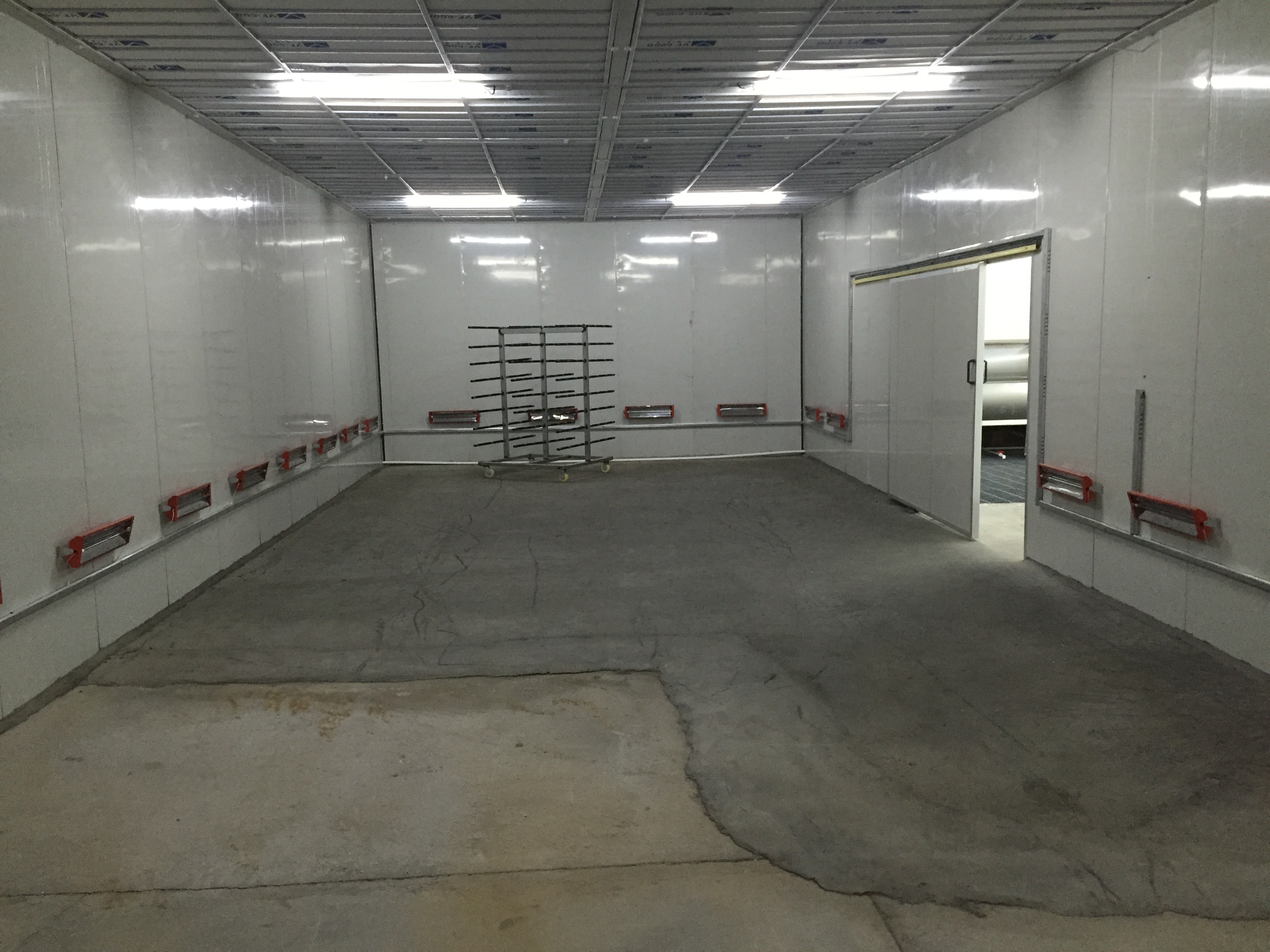 供應(yīng)用于家具廠噴漆|家具修復(fù)噴漆|家具配件噴漆的家具無(wú)塵噴漆房