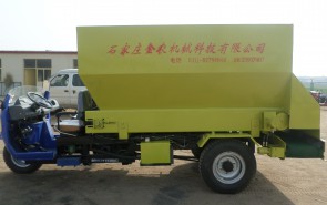 供應牛廠設備9SF-5撒料車生產(chǎn)廠家