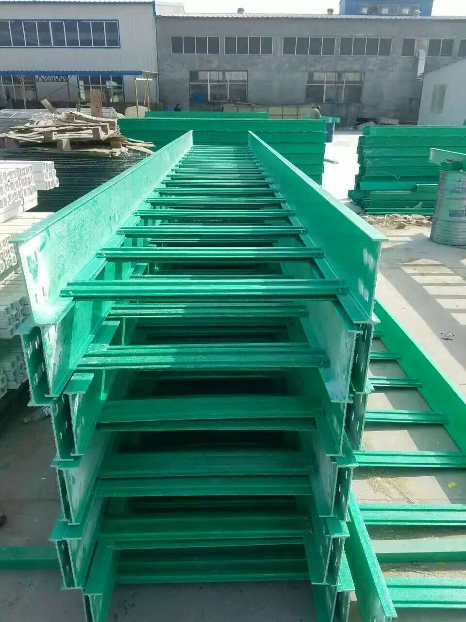 供應(yīng)用于廣泛的常州泰安玻璃鋼橋架
